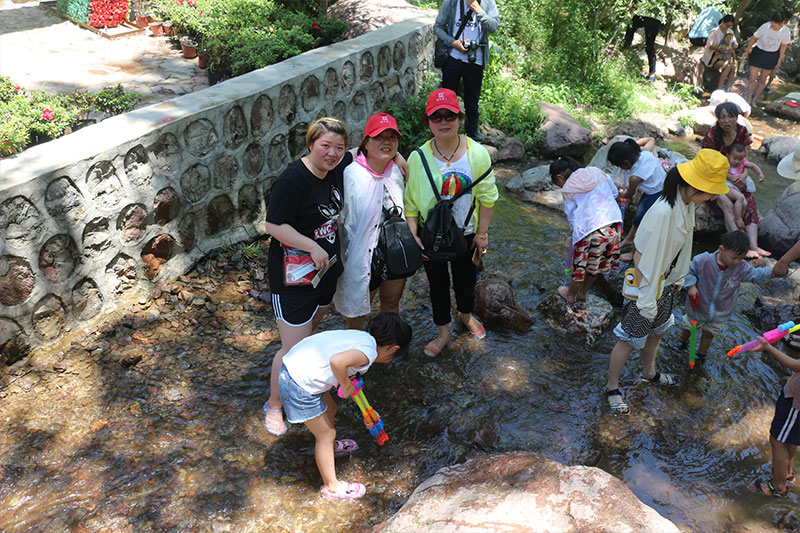 路邊或戲水、或合照的小伙伴