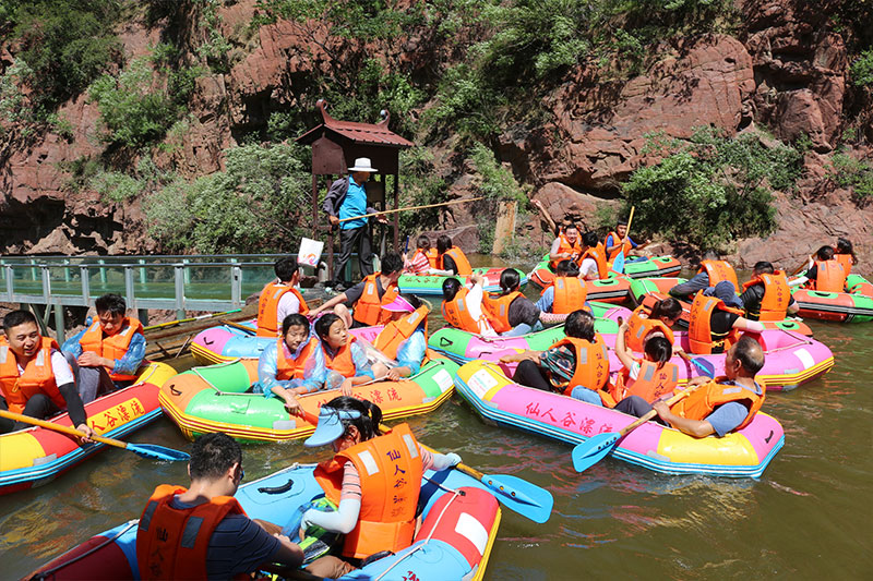 路邊或戲水、或合照的小伙伴