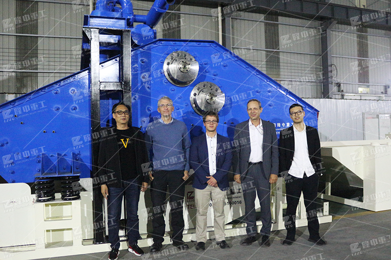 客戶與銷售經(jīng)理在設備前合影留念