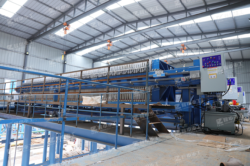 上圖：隆中污泥壓濾機